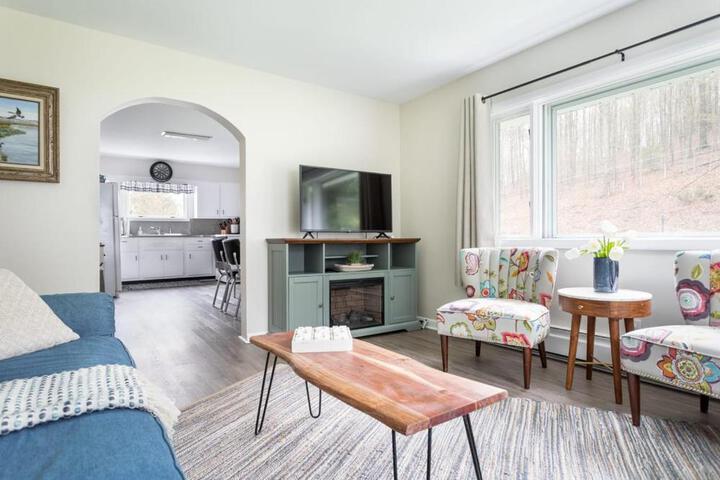 Cedar Creek Cottage Close to Downtown Traverse City Beaches and the TART Trail