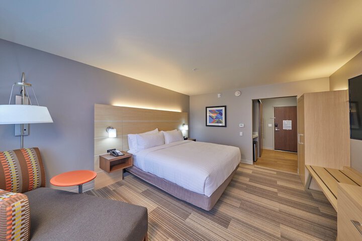 Room 17 of 38
