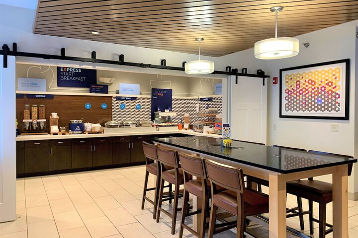 Holiday Inn Express & Suites Chicago-Libertyville by IHG