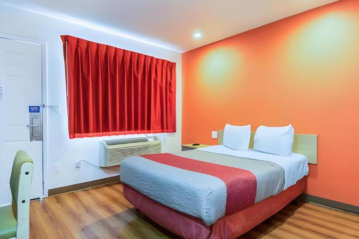 Motel 6-Bakersfield CA - Airport