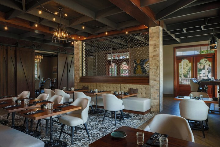 Lounge 63 of 79