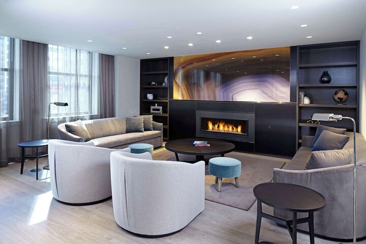 Lounge 41 of 53