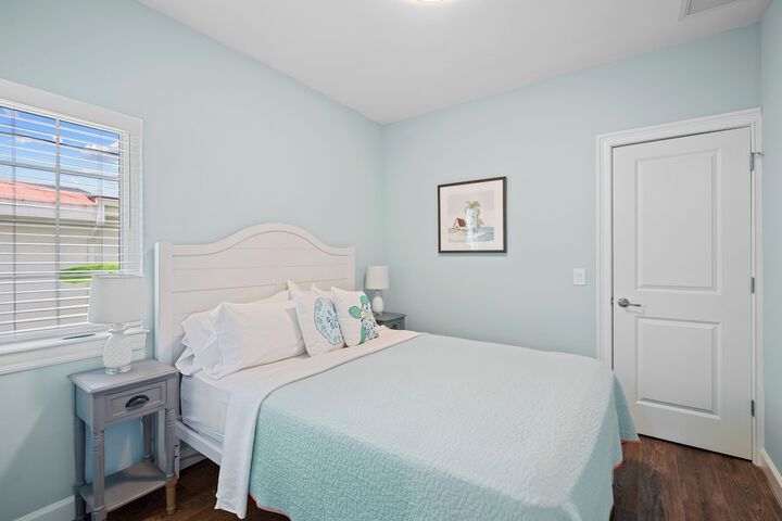 Sardinia Vacation Rental: Delightful Coastal Home near Vanderbilt Beach. Relax in a Private Pool and Spacious 4-BR Retreat with Modern Amenities. Ideal for Families. Minutes from Mercato and Local Attractions
