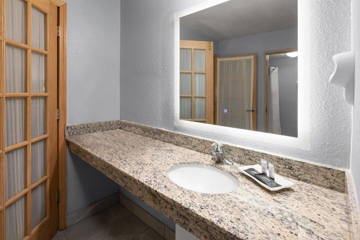 AmericInn by Wyndham Douglas / Saugatuck