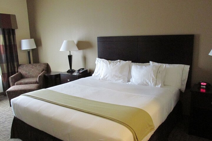 Holiday Inn Express & Suites Wheeling by IHG