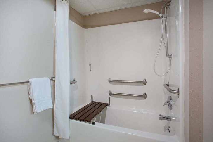 Super 8 by Wyndham Charles City