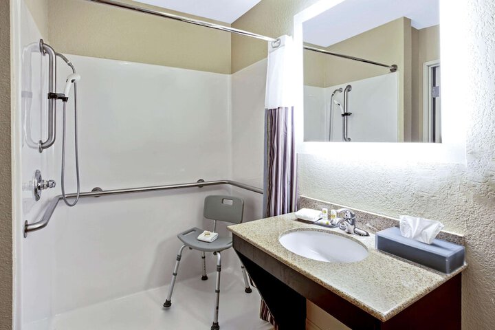 La Quinta Inn & Suites by Wyndham Garland Harbor Point