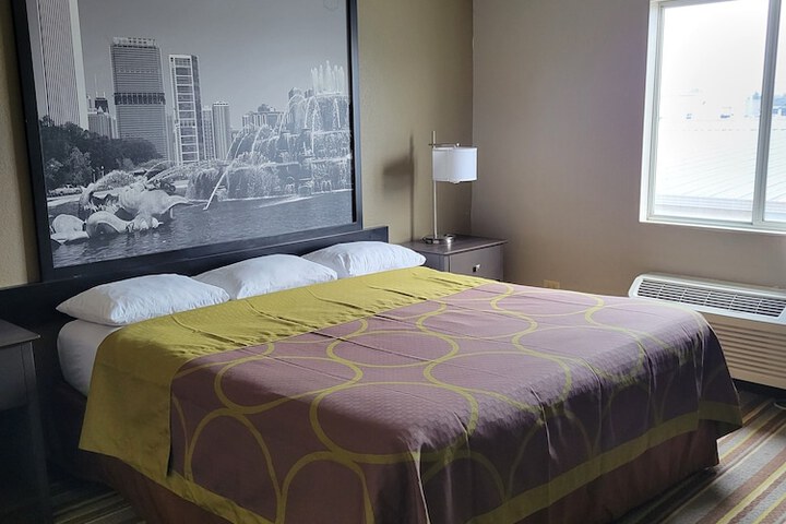 Super 8 by Wyndham Aurora / Naperville Area