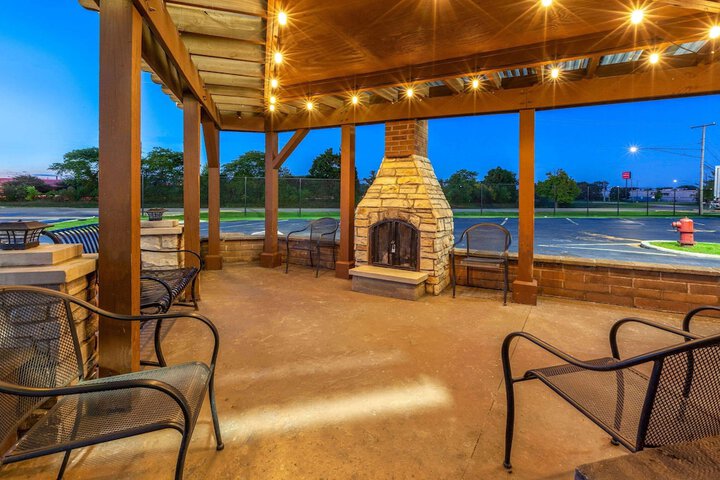 Super 8 by Wyndham Roseville / Detroit Area
