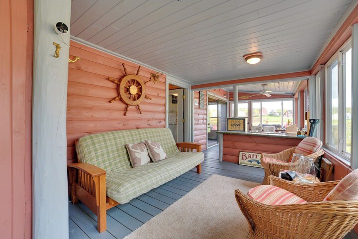Riverfront Cheboygan Cabin w / Kayaks & Dock!