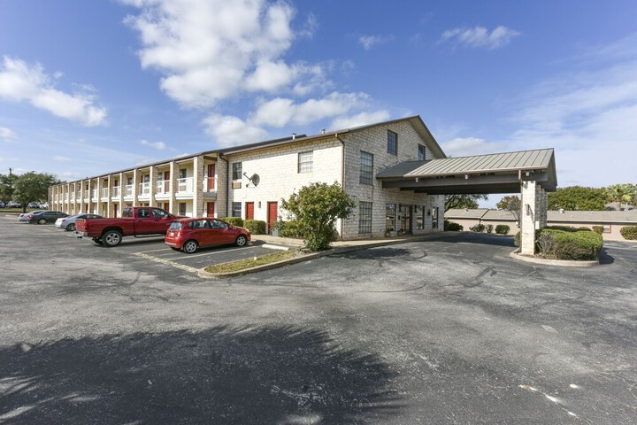 Windcrest Inn and Suites