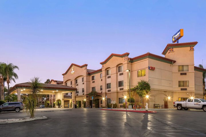 Hotel 4 of 52