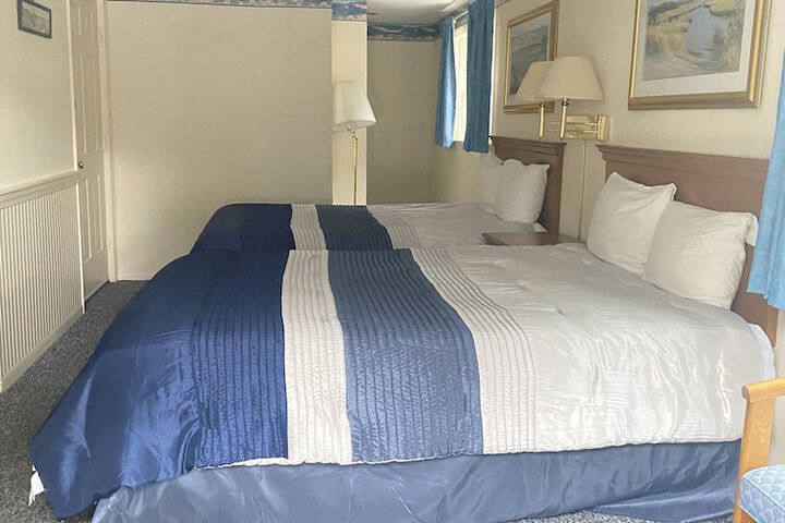 Room 6 of 8