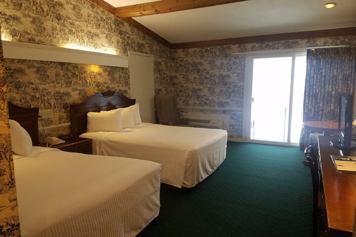 Publick House Historic Inn and Country Motor Lodge