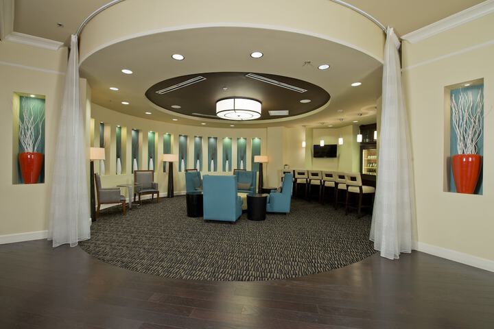 Lounge 22 of 28