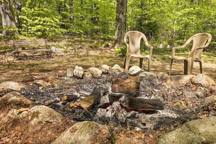 Pet-friendly Cabin w / Fire Pit BBQ & Great Deck!