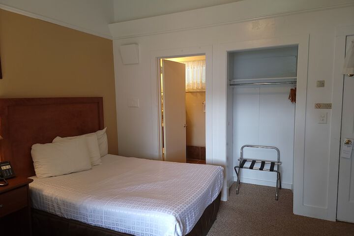 Hickory Grove Motor Inn