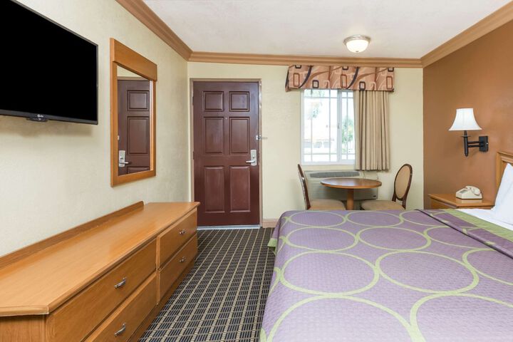 Room 8 of 18