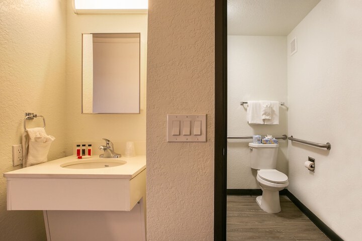Room 11 of 28