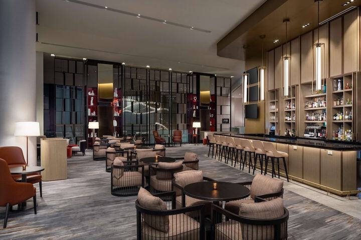 Lounge 106 of 112