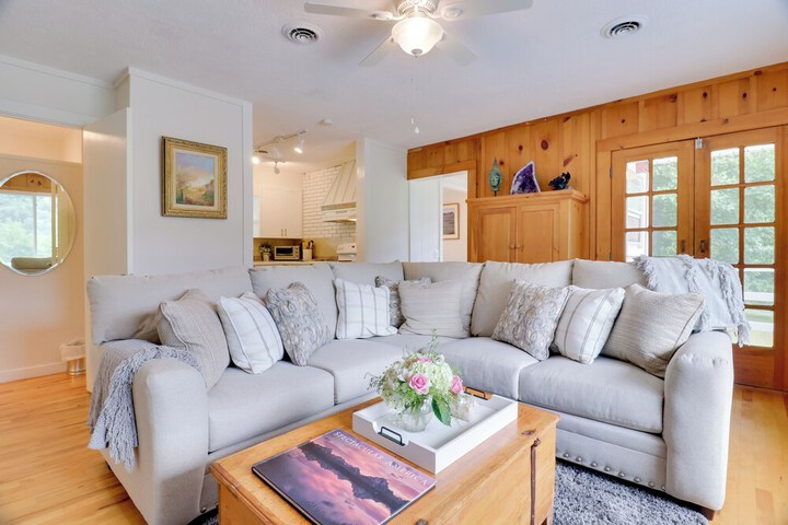 Candler Cabin w / Deck & Mount Pisgah Views!