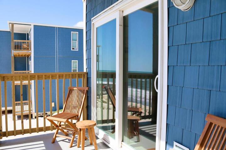 Beachfront Newly Renovated at Aqua Vista