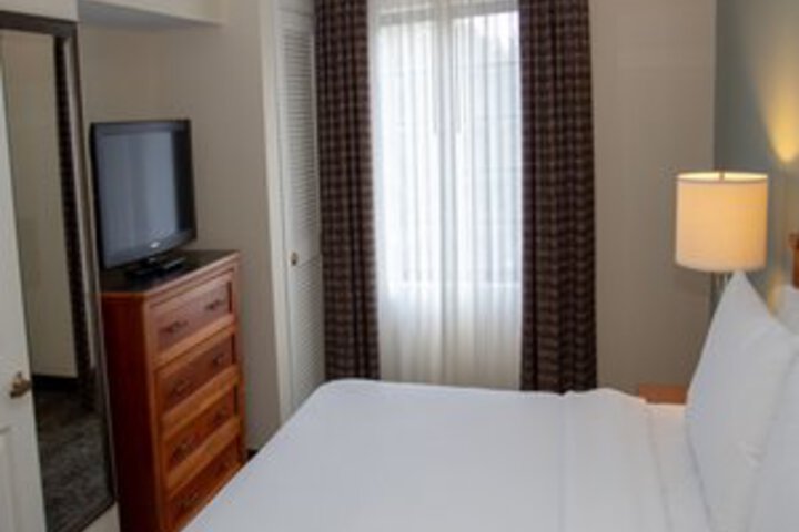 Suite 515 of 826