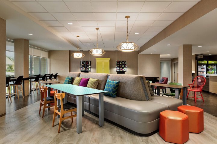 Lounge 23 of 28