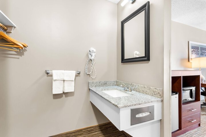Quality Inn & Suites Gorham Riverside
