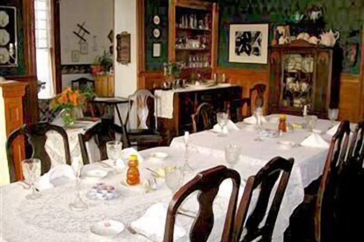 Dining 17 of 17
