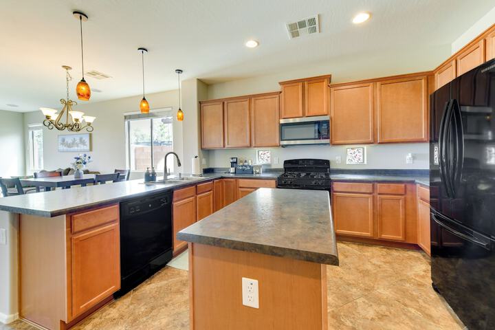 Near Parks & Golf: Maricopa Home w / Covered Patio!