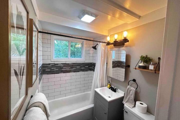 8th Street Haven - 3 bedroom House in DT Hamilton