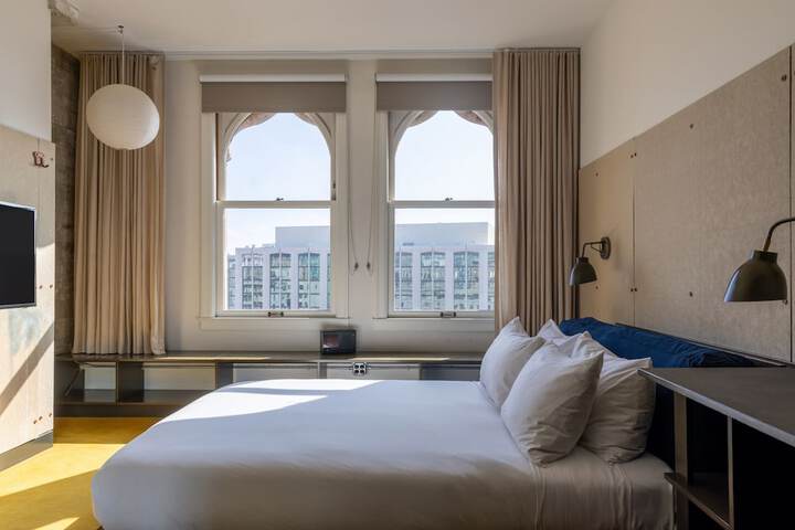 Room 72 of 102