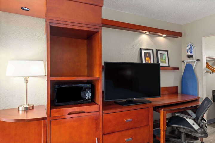Days Inn by Wyndham Knoxville East