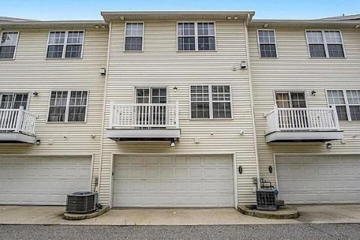 Walk to Notre Dame Spacious 3BR Townhome w Garage Family-friendly Amenities 123p