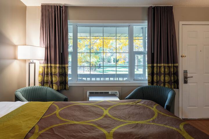 Super 8 by Wyndham Gananoque / Country Squire Resort