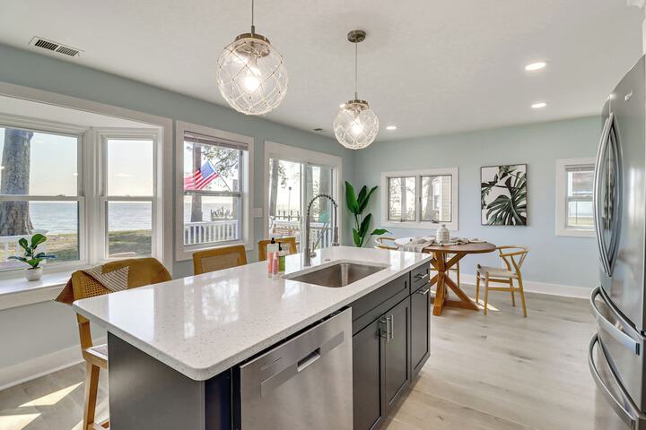 Bayfront Maryland Retreat w / Deck Near Beaches!