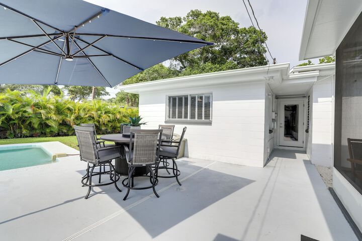 Bright Pinellas Park Getaway w / Private Pool!