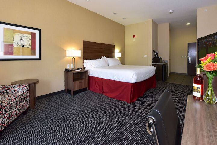 Holiday Inn Express & Suites Fredericksburg by IHG
