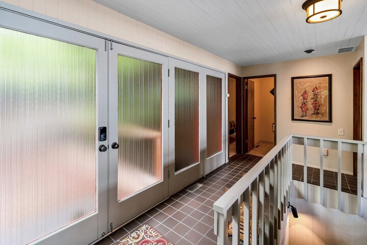PNW MCM 155ft Private Waterfront Gem on Raft Island w / Hot Tub 3 Bedroom Home by RedAwning