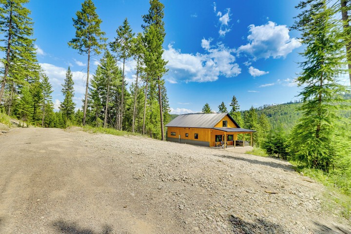 Modern Lakeside Cabin w / Mountain Views & Hot Tub!