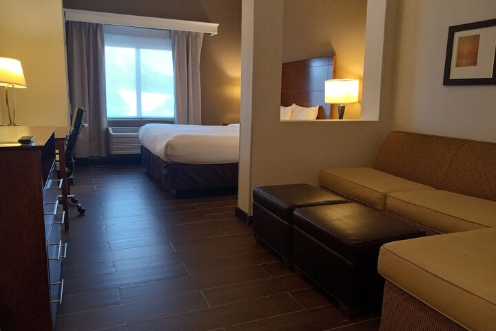 Comfort Suites Farmington