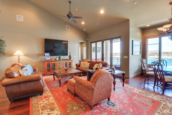 Top-floor Lake-view Condo w / Boat Dock Access