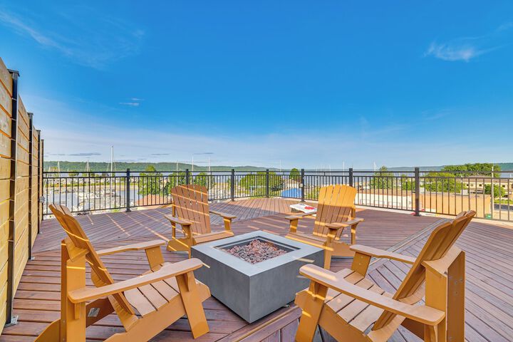 1 Block to Lake City Marina: Condo w / Rooftop Deck