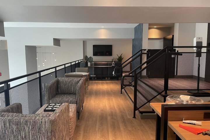 Lounge 76 of 84