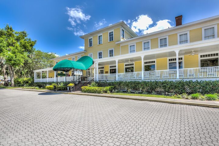 Lakeside Inn