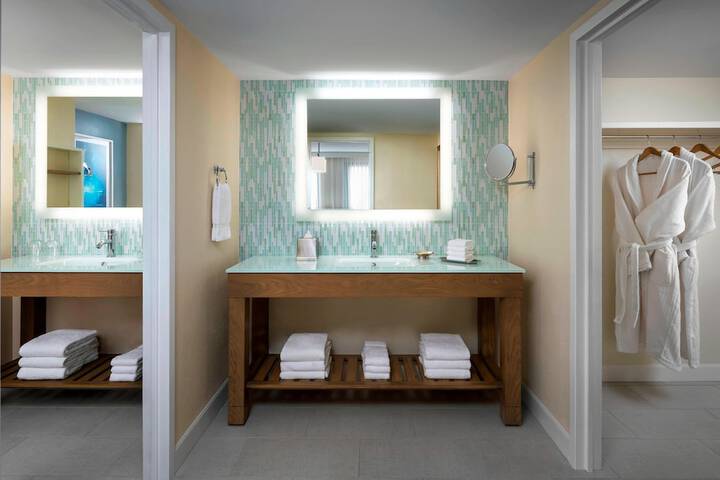 Room 43 of 170