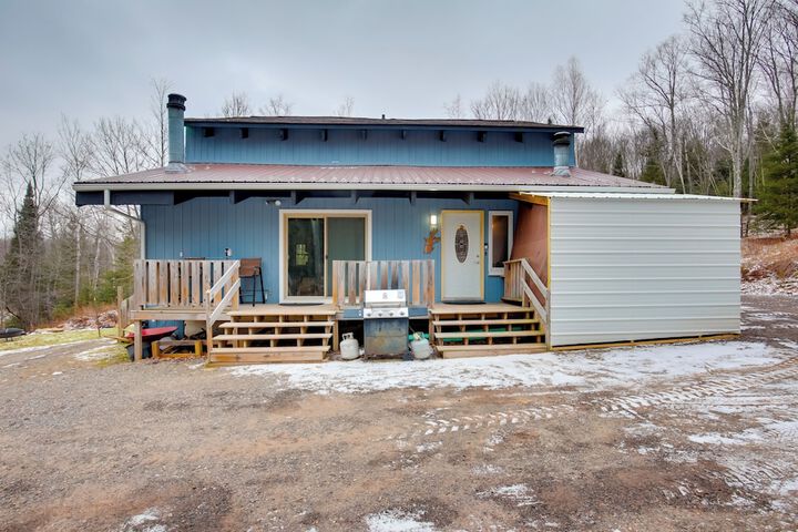 Iron River Condo w / Gas Grill Near Skiing + Hiking