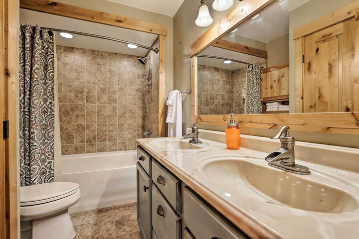 Granby Condo w / Pool Access Near Hiking & Skiing!