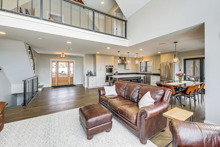 Mountain-view Home in Stoneham w / Hot Yoga Studio!